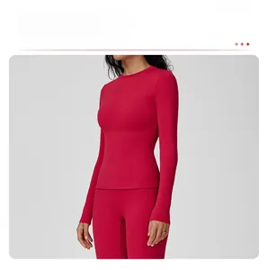Slim fit red long sleeve yoga top and leggings set made of breathable stretch fabric