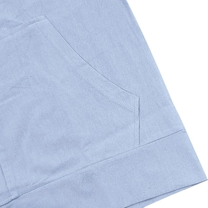 Détail de la chemise en lin bleu clair avec grande poche et couture double renforcée