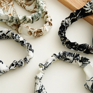 Dettaglio di quattro bandane elastiche per capelli con stampe floreali in stile vintage