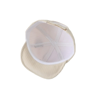 Casquette bébé en velours côtelé beige avec doublure blanche et bord souple