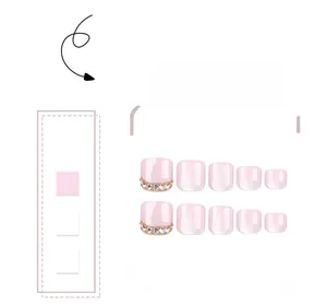 Makro-Detail von Katzenauge-Rosa-Fußnägeln zum Aufkleben mit goldener Strass-Deko