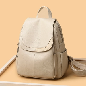 Elegante mochila de cuero sintético blanco crema con logo de canguro y textura de grano