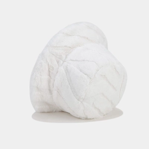 Dettaglio del tessuto bianco del cappello a secchiello con morbida texture in finta pelliccia