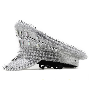 Chapeau de capitaine argenté à paillettes avec pointes métalliques et strass pour fêtes rave