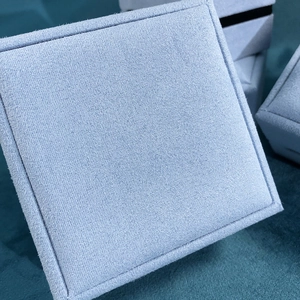 Dettaglio del portagioie in velluto blu chiaro con trama in tessuto morbido e coperchio