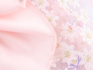 Détail de doublure rose avec maille dentelle et broderie florale 3D sur le tissu