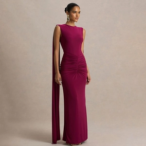 Abito da sera magenta scuro con elegante collo alto e drappeggio sulle spalle lungo