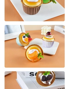 Detailansicht künstlicher Cupcakes mit naturgetreuen Früchten und goldenen Papiermanschetten