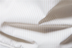 Dettaglio del tessuto a strisce beige verticali sulla giacca con collo alto