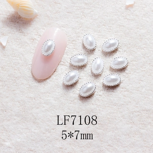 Détail du bijou d'ongle ovale 5x7mm avec fausse perle et bordure en métal argenté