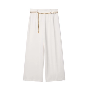 Dettaglio pantaloni a gamba larga bianco sporco a vita alta con cintura a catena oro