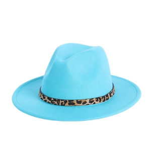 Détail d'un chapeau fedora bleu ciel en laine avec ruban décoratif motif léopard