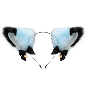 Détails d'oreilles de chat en fausse fourrure bleue avec clochettes dorées et nœuds
