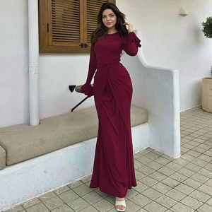 Détail de la robe maxi bordeaux à manches longues avec plis à la taille et ceinture
