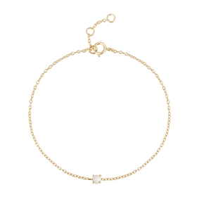 Elegantes vergoldetes S925 Silber Opal Armband mit verstellbarer Kette auf weißem Grund
