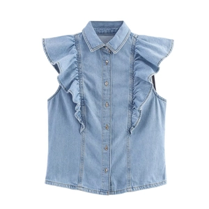 Lichtblauwe mouwloze denim top voor dames met ruches op de schouders en knoopsluiting