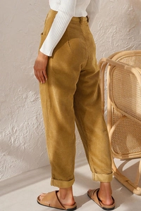 Seitenansicht der senfgelben Cordhose mit hoher Taille, feiner Rippstruktur und lockerer Passform