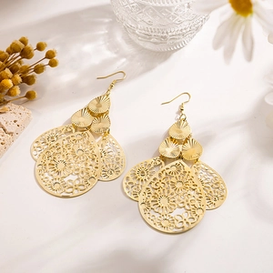 Détails de boucles d'oreilles feuilles dorées ajourées avec motifs floraux fins