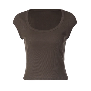 Detailansicht eines braunen gerippten Crop-Tops mit kurzen Ärmeln und schmaler Passform
