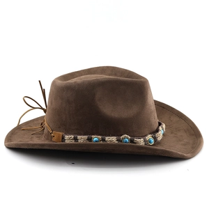 Détail du chapeau de cow-boy en suédine marron avec ruban de perles turquoise et nœud