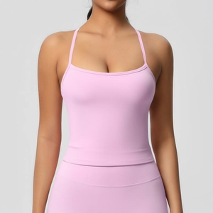 Primo piano di canotta sportiva rosa aderente con spalline sottili per yoga e fitness