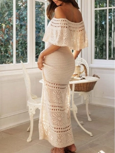 Abito lungo in maglia all'uncinetto con spalle scoperte bianco crema e design traforato