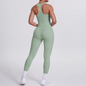 Détail de la brassière de sport dos nageur et legging taille haute en vert sauge