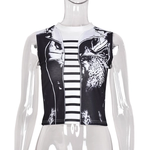 Primer plano del estampado en contraste blanco y negro en el crop top sin mangas de cuello
