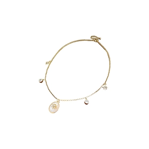 Collana placcata oro 18K con ciondolo ovale in madreperla e dettaglio stella su sfondo bianco