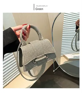 Détail du petit sac tissé vert avec poignée cylindrique et base en forme de sablier