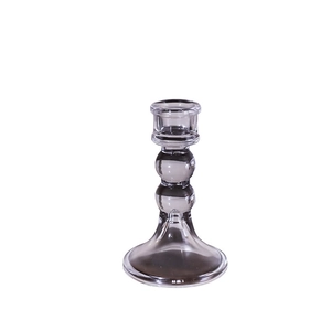 Candeliere minimalista in vetro grigio trasparente con design a doppia sfera su sfondo bianco
