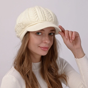 Detalle de punto trenzado en boina de invierno blanco marfil para mujer con visera