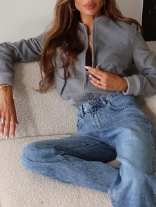 Hoch taillierte Retro-Schlaghose mit Kontrastbund und grauer Jacke für Damen
