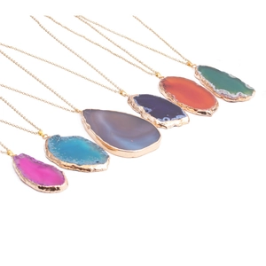 Pendentifs en tranches d'agate avec bords dorés sur chaînes en acier inoxydable