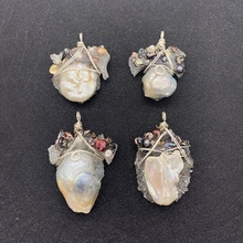 Détail de pendentifs en perles baroques avec enroulement de fil et pierres colorées