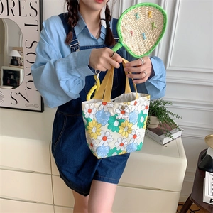 Borsa tote floreale in tela con manici gialli in una scena di vita domestica moderna