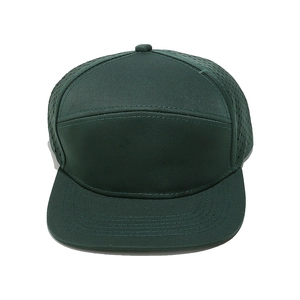 Primer plano de gorra verde oscuro con visera plana y malla transpirable
