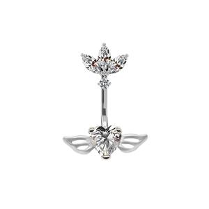 Détail du piercing de nombril argenté avec zircon cœur et ailes sur fond blanc