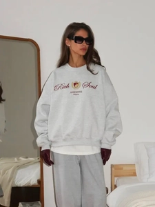 Λεπτομέρεια γκρι oversized φούτερ με στάμπα Rich Soul Moscow σε ένα γυναικείο μοντέλο