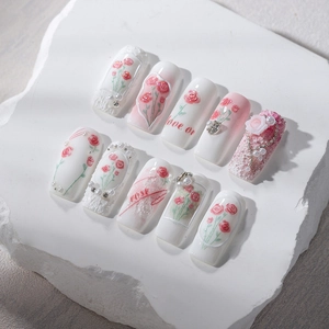 Faux ongles faits main rose poudré avec motifs roses 3D, perles et strass élégants