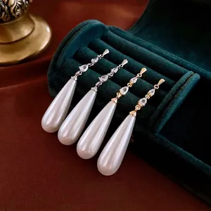 Eleganti orecchini di perle a goccia placcati in oro e argento con accenti in zircone