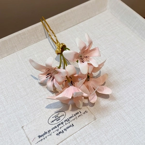 Épingle à cheveux élégante avec fleurs en tissu rose et tige métallique dorée en forme de U