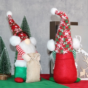 Nordische Weihnachtsgnome im Set mit Schneeflockenmützen und Geschenktüten als Deko