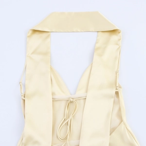 Detail eines Satin-Kleides mit Neckholder und Schnürung am offenen Rücken