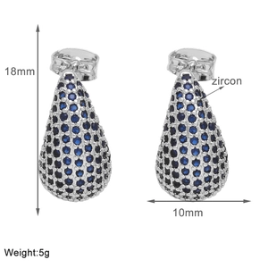 Detail van druppeloorbellen met blauwe zirkoon, afmeting 18x10mm en gewicht 5g