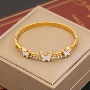 Bracelet papillon en acier inoxydable doré avec émail blanc et cristaux étincelants
