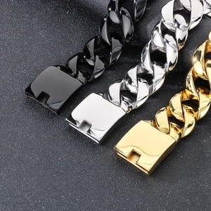Gros plan détaillé des bracelets gourmettes de 31 mm en finitions or, argent et noir