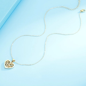 Collier cœur ajouré doré avec lettres SM sur fond géométrique bleu élégant