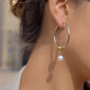 Minimalistische 18K Gold- und Silber-Creolen mit elegantem Perlenanhänger für Damen