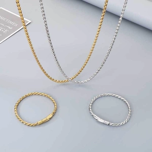 Détail des chaînes torsadées de 4mm en or et argent avec des fermoirs cylindriques élégants